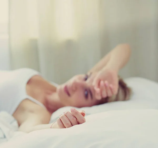 Mujer bonita acostada en su cama en casa —  Fotos de Stock