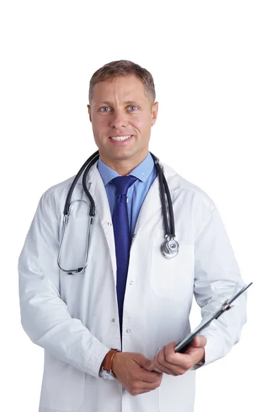 Médico varón de pie con carpeta, aislado sobre fondo blanco — Foto de Stock