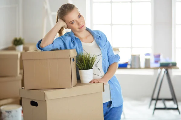 Beautiful young woman moving to new home — Stock Photo, Image