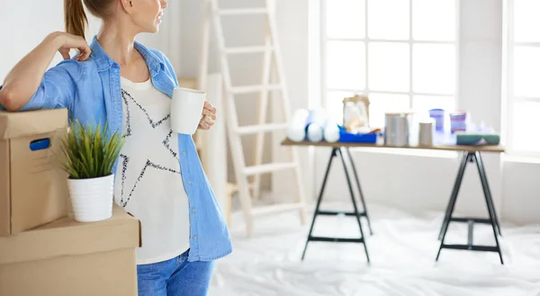 Mooie jonge vrouw verhuizen naar nieuw huis — Stockfoto