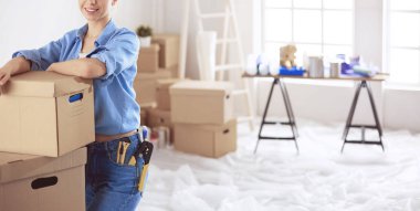 Genç kadın ev yeni ev holding karton kutular için hareketli