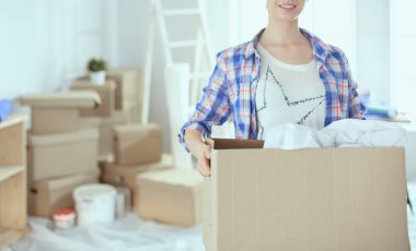 Güzel bekar bir kadın kutuları açıyor ve yeni bir eve taşınıyor.