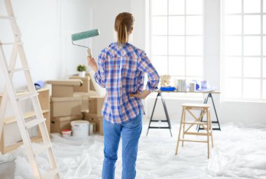 Duvar Boyama yaparken, merdiven duran güzel bir genç kadın