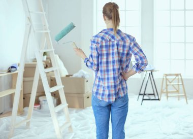 Duvar Boyama yaparken, merdiven duran güzel bir genç kadın