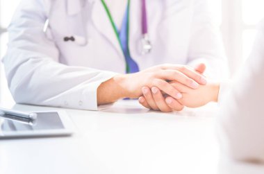 yakın çekim, stetoskop ve kağıt üzerinde arka plan doktor ve hasta el