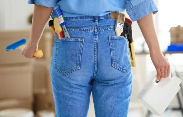 Ganska smilling kvinna målning interiör vägg i hemmet med färg roller — Stockfoto