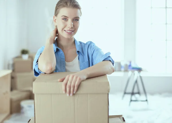 Beautiful young woman moving to new home — Stock Photo, Image