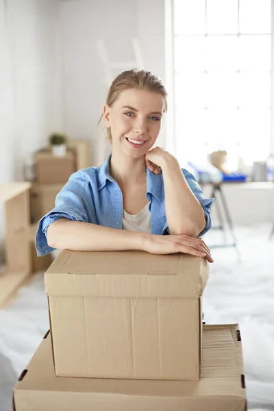 Portrét mladé ženy s boxy — Stock fotografie