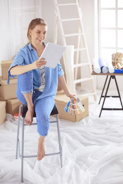 Junge schöne Frau mit Farbpalette, die in der Nähe der Wand steht — Stockfoto