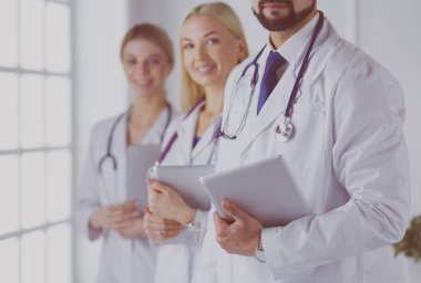 Beyaz arka planda izole edilmiş bir doktor, kadın ve erkek.