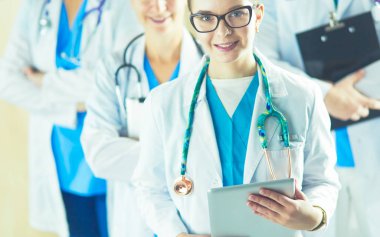 Bir grup doktor ve hemşire hastane odasında bekliyor.