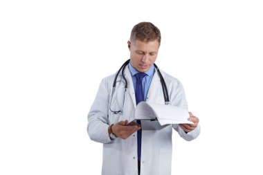 Dosyası olan erkek doktor, beyaz arka planda izole edilmiş.