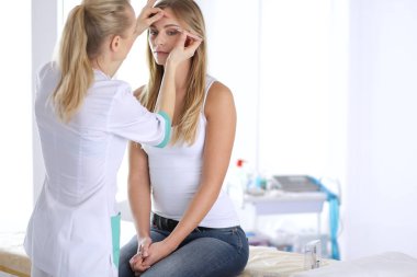 Kaşlar için kalıcı makyaj. Güzellik salonunda kalın kaşlı güzel bir kadın..