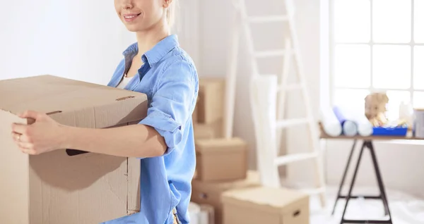 Young woman moving house to new home holding cardboard boxes — Stock Photo, Image