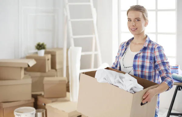 Retrato de una joven con cajas —  Fotos de Stock