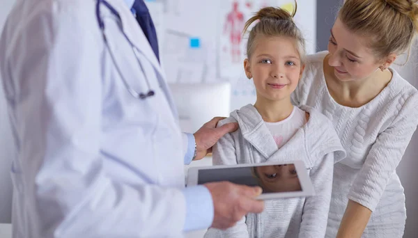 Klein meisje met haar moeder op consult bij een dokter — Stockfoto