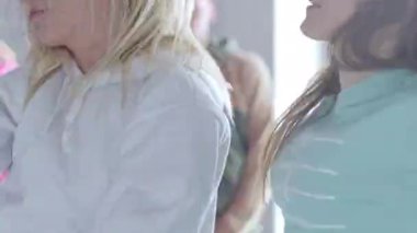 Evde vakit geçirirken dans eden mutlu gençler.