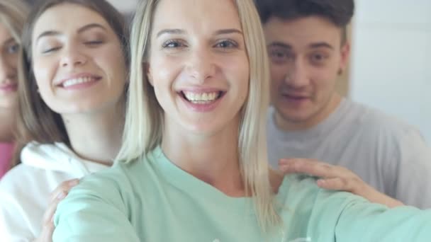 Selfie de jóvenes adolescentes sonrientes divirtiéndose juntos — Vídeo de stock