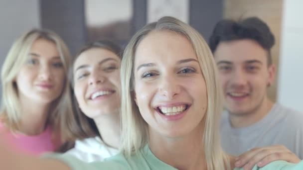 Селфи улыбающихся подростков, веселящихся вместе — стоковое видео