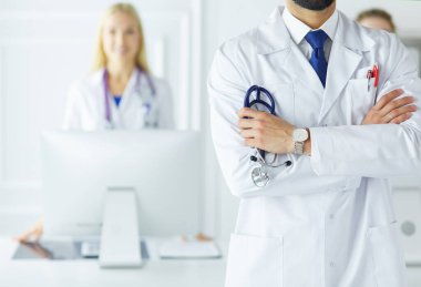 Tıbbi grubun önünde genç bir erkek doktor.