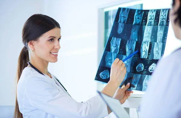 병원에서 엑스레이를 보는 두 명의 여성 의사 — 스톡 사진