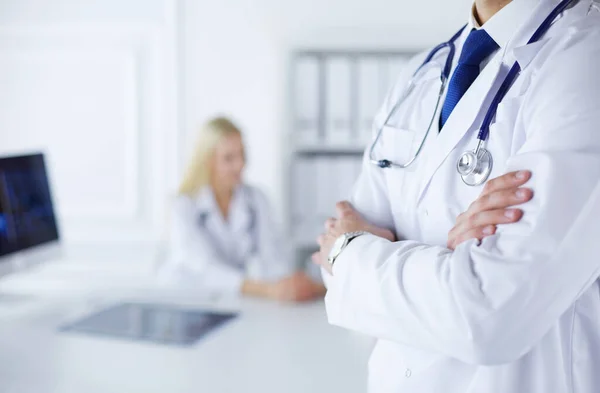 Médico feliz com a equipe médica no hospital — Fotografia de Stock