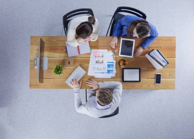 office toplantısında konuşurken mutlu iş adamları