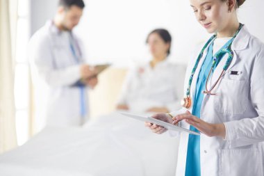 Doktor ya da hemşire hastanede hastayla konuşuyor.