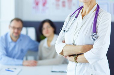 Steteskoplu gülümseyen tıp doktoru ve yaşlı çift