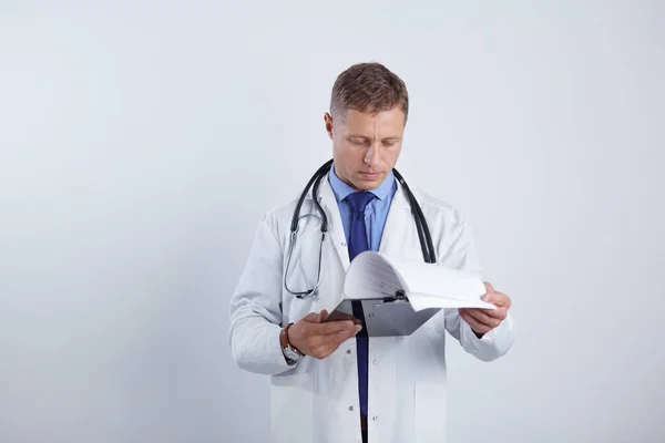 Medico maschio in piedi con cartella, isolato su sfondo bianco — Foto Stock