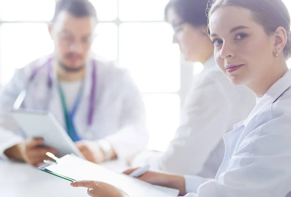 Serieuze medische team met behulp van een laptop in een helder kantoor — Stockfoto