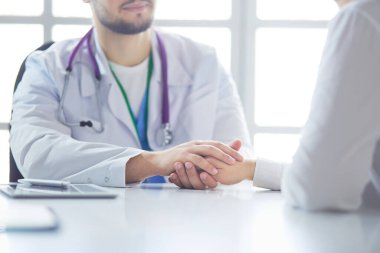 yakın çekim, stetoskop ve kağıt üzerinde arka plan doktor ve hasta el