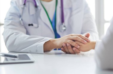 yakın çekim, stetoskop ve kağıt üzerinde arka plan doktor ve hasta el