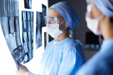 Hastanede röntgen çektiren iki kadın doktor.