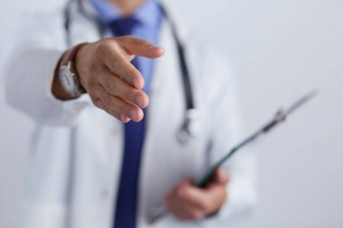 Dost canlısı erkek doktor, sarılmaya hazır.