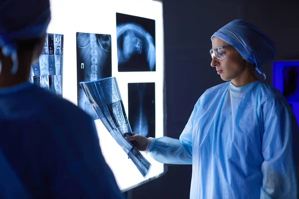 Image de femme séduisante médecin regardant les résultats des rayons X — Photo