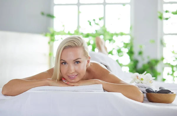 Fiatal nő élvezi masszázs spa szalon — Stock Fotó