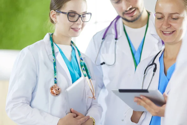 Group of doctors and nurses standing in the hospital room — Stock Photo, Image