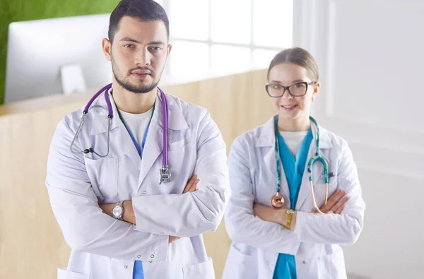 Un team medico di medici, uomo e donna, isolati su sfondo bianco — Foto Stock