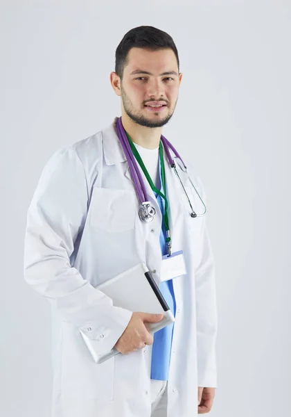 Retrato de seguro médico joven sobre fondo blanco —  Fotos de Stock