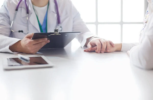 Médico masculino reconfortante paciente que está em ambulância — Fotografia de Stock