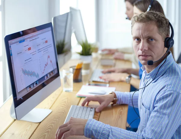 Attraente positivo giovani imprenditori e colleghi in un ufficio call center — Foto Stock