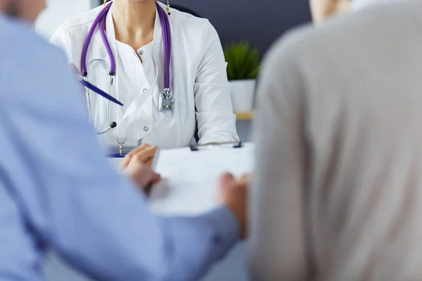 Retrato de médico sênior no escritório sentado na mesa — Fotografia de Stock