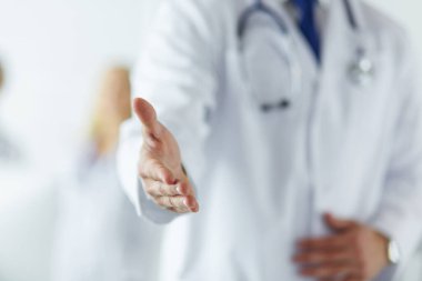 açık el el sıkışma için hazır dostu erkek doktor