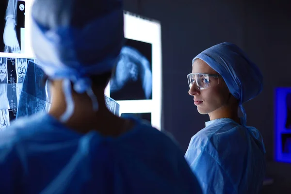 Duas mulheres médicas olhando para raios-x em um hospital — Fotografia de Stock