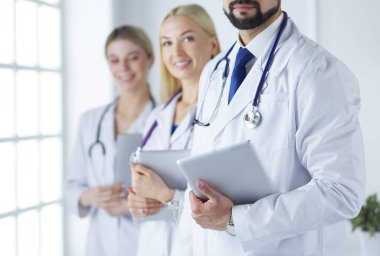 Beyaz arka planda izole edilmiş bir doktor, kadın ve erkek.