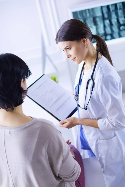Όμορφη γυναίκα γιατρός εξηγώντας ιατρική θεραπεία σε έναν ασθενή — Φωτογραφία Αρχείου