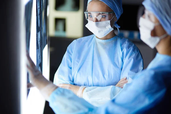 Two female women medical doctors looking at x-rays in a hospital — Stock Photo, Image