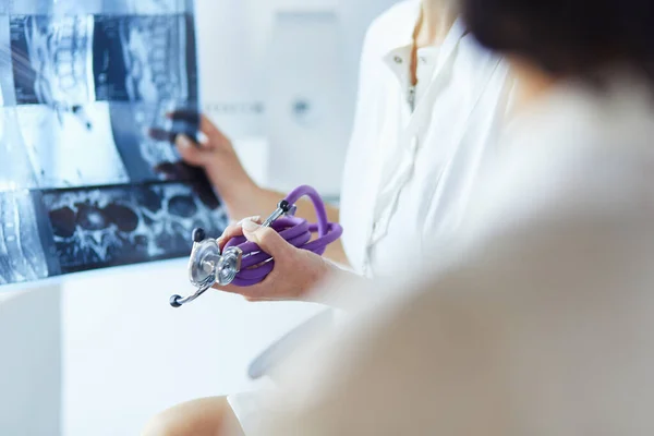 Arts, kijkend naar de afbeelding van een x-ray in het kantoor — Stockfoto