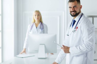 Doktorlar, erkek ve kadın, bir hastane odasında beyaz arka plan üzerinde izole Mutlu sağlık ekibi